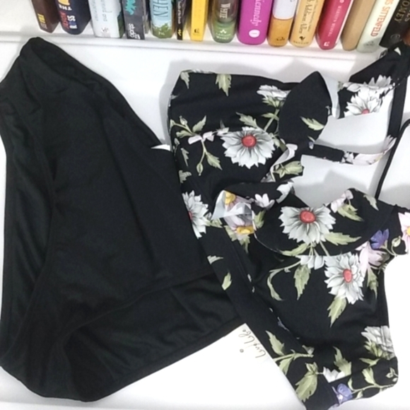 CUPSHE BLACK FLORAL RUFFLE TRIM V-NECK TOP & BLACK BIKINI BOTTOM SIZE MEDIUM NWT - Picture 8 of 9